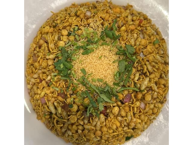 L- Bhel poori chaat.